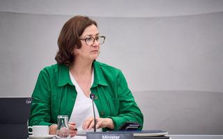 Minister roemt 'Wachtverzachter'